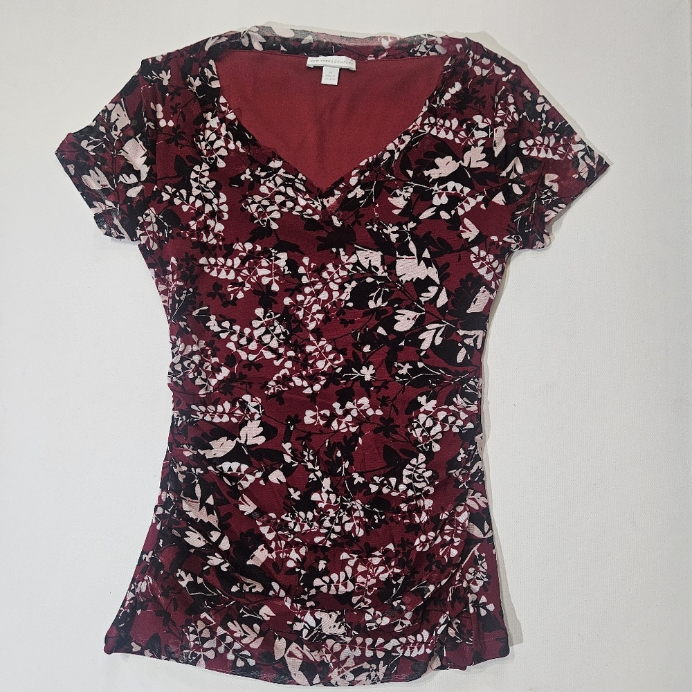 New York And Company Top Womens XS Red Black White Floral Gathered Side‎ Blouse